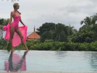 Paris Hilton w różowym stroju kąpielowym